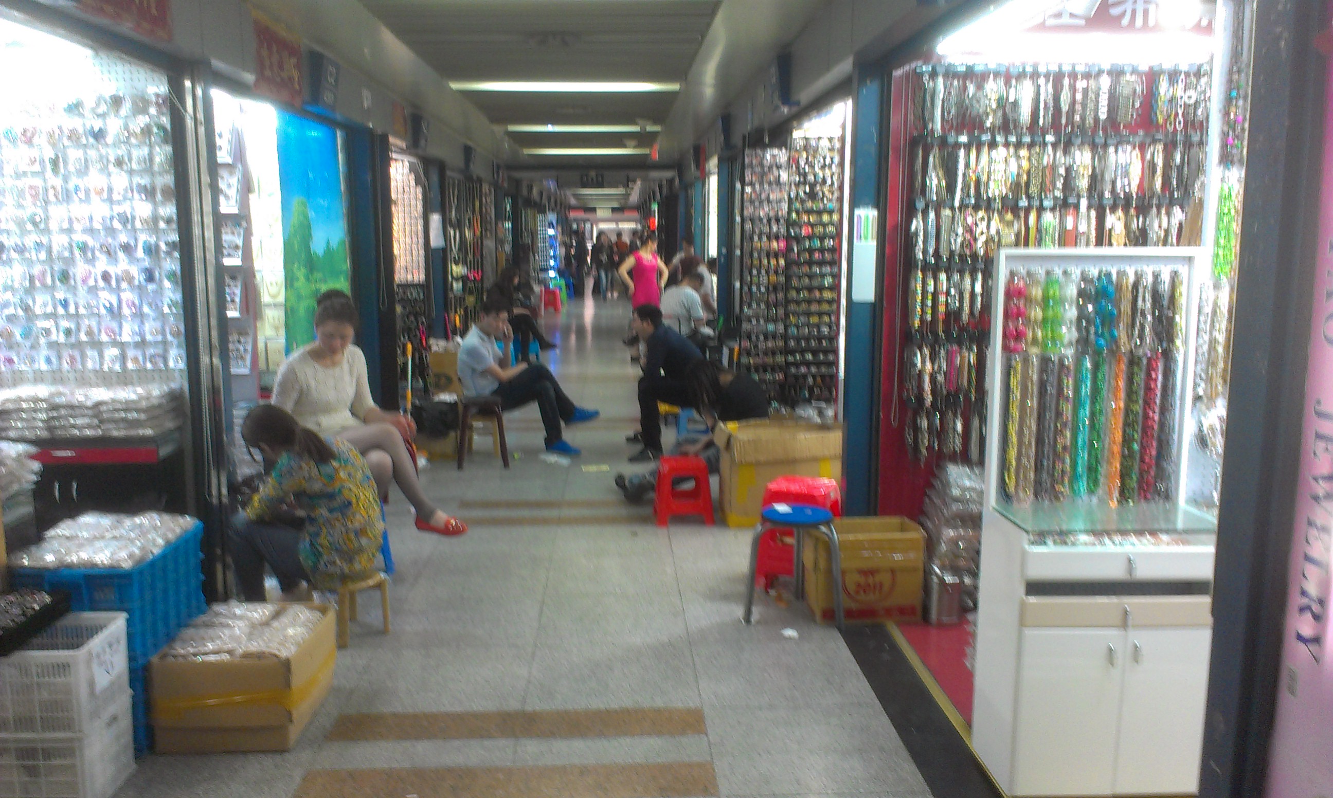 Corredor típico dentro do mercado de Yiwu